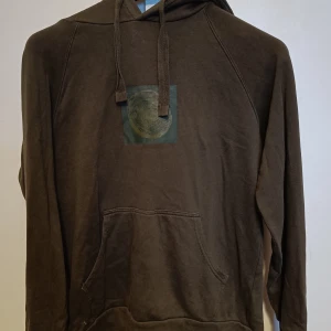 Hoodie  - En skön lite oversize grön hoodie. Säljer då det inte är min stil längre. Har ett super litet hål på framsidan (kolla bild 3) men annars i nytt skick. Pris kan diskuteras ❤️❤️