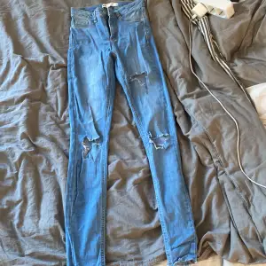 Ljusblå Skinny jeans från Gina i storlek XS. Ganska använda men dom sitter fortfarande fint och ser inte jätte slitna ut på💕