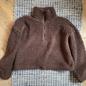 Teddy pullover/kofta - Säljer denna mysiga teddy koftan då den inte längre kommer till användning, den är justerbar vid midjan och kan även funka som en lite lättare höst jacka. Skriv för frågor eller fler bilder🩷🫶