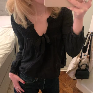 Svart Blus - Så söt odd molly blus 🧸🖤 ✧･ﾟ* fint skick men tyvärr lite för liten på mig :( storlek XS ♡ kontakta mig privat vid frågor & funderingar 🧚‍♀️ frakt ingår!