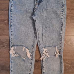 Ett par GinaTricot-perfect jeans med hög midja och lite sliten/tvättad look, stl 36 - i mycket fint beg. skick (har inget att anmärka på).  Mått: midja ca 38 cm tvärsöver, innerbenslängd ca 74 cm.