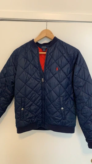 Polo Ralph lauren JACKA - Jacka ifrån Ralph lauren i storlek 14-16y / 164-170. Jackan är i jätte fint skick och har bara  använts  ett fåtal gånger 