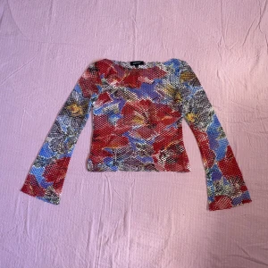 Nättröja humana - Såååå fin nättröja med hawaiimönster köpt på Humana för några år sedan. Storlek M men skulle uppskatta den till en S, den är dock ganska stretchig så skulle nog kunna passa på en M också. 