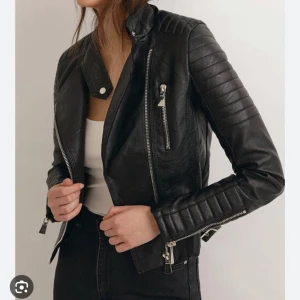 Skinnjacka  - Säljer denna skinnjacka från chiquelle då den inte kommer till användning i storlek 38