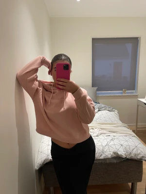 Rosa hoodie  - Rosa hoodie, använt jättelite, kort, super skön med bomull i