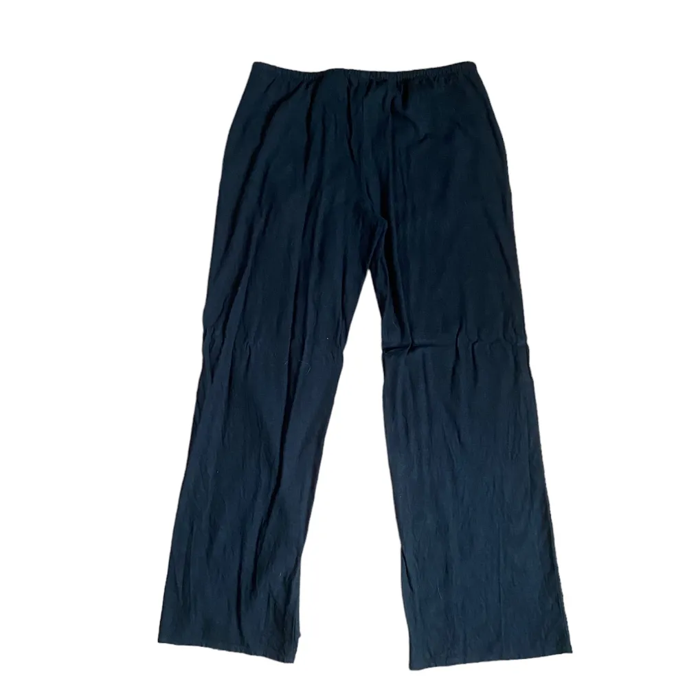 Svarta populära linnebyxor från hm stl M, använd en gång. Jeans & Byxor.