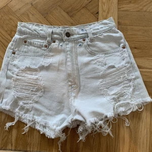 Levis shorts - Levis shorts, köpta second hand i Australien. Osäker på storlek men passar en XS-S! Väldigt ljusa i färgen, sitter super fint på.