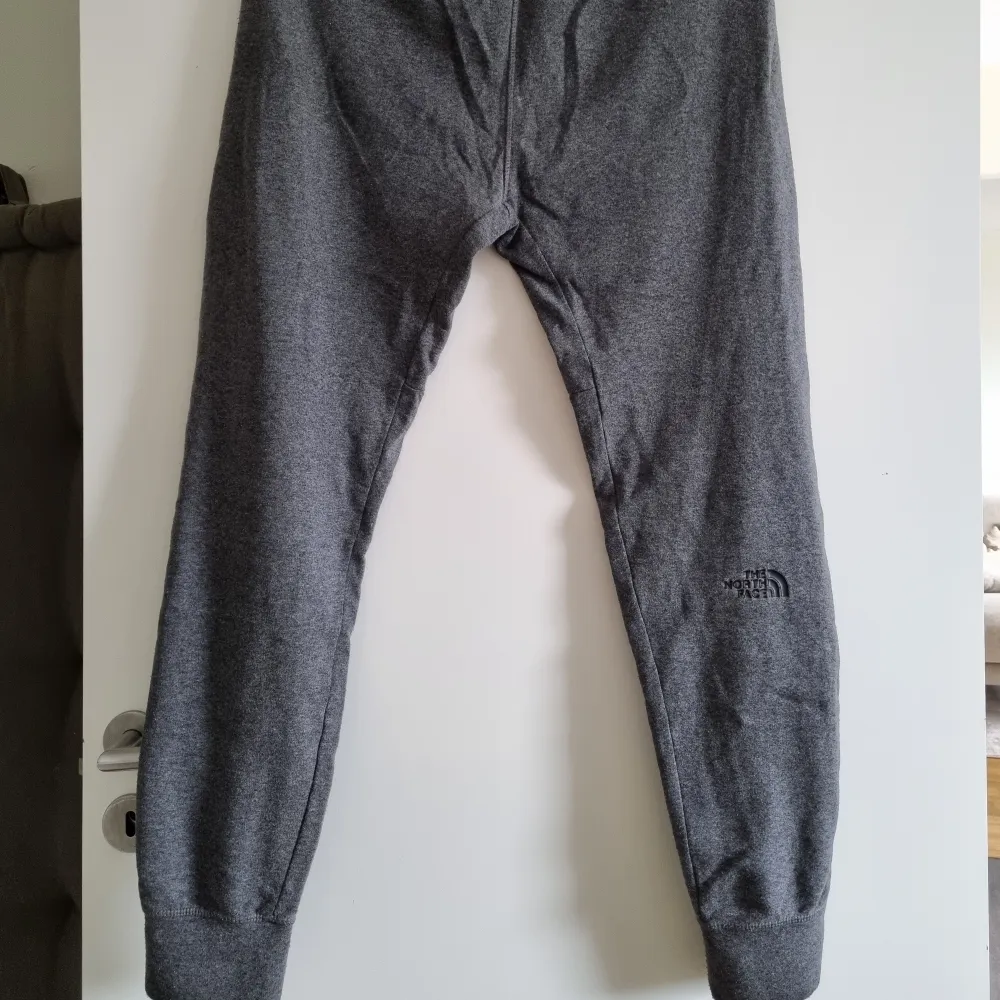 Grå mjukisbyxor. Inga fickor på baksidan. Acceptabelt skick. Noppriga. Finns tillhörande hoodie.. Jeans & Byxor.