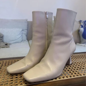 Klackskor i läder - Äkta läder. Använda cirka 5-10 gånger. Normala i storlek. 