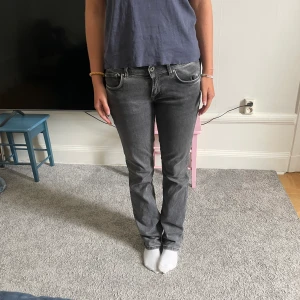 Skitsnygga pepe jeans - Säljer min fina pepe jeans!! Älskar dessa passar till allt! Storlek 28x32 och passar mig som är 168. Väldigt bra skick nypris runt 1000 kr!