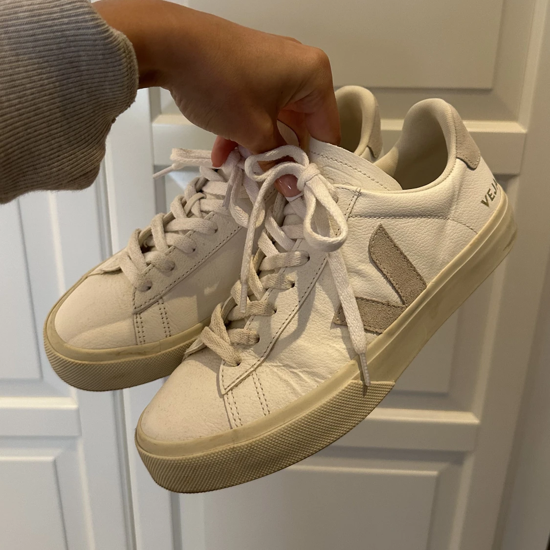 Veja vita sneakers