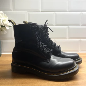 Dr. Martens skor - Storlek 40/41 ändast andvända 2 gånger.  Ordinarie pris 2500 säljer för 1300. Skor till höst vår sommar you name it.