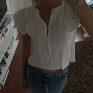 Vit blus  - Söt blus från zaras barnavdelning, passar mig som vanligtvis har S 