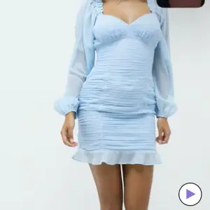 Jättefin ljusblå klänning från Nelly i storlek 36, använd bara en gång och har inga defekter, är precis som ny