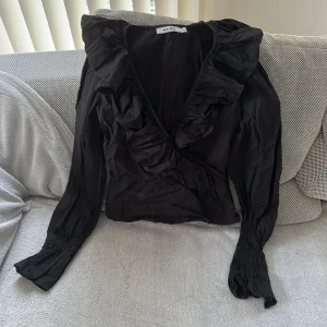 Nakd blus - Säljer denna oanvända blusen från nakd❤️ så fin och festlig! Behöver bara strykas