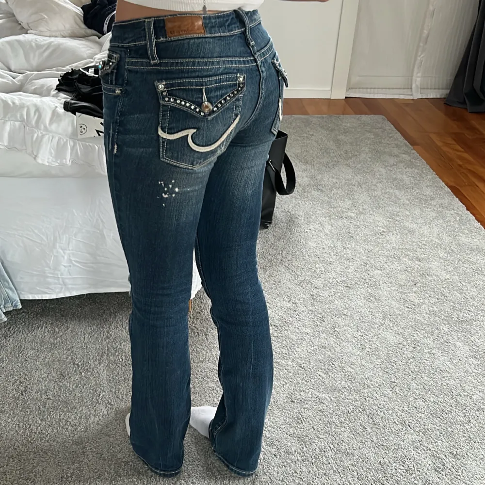 Säljer dessa lågmidjade Bootcut jeans med detaljer. De är i stl 26 och jag är 160 cm. Tidigare köpta på plick. 😃💕. Jeans & Byxor.