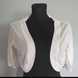 Bolero - Säljer denna supergulliga boleron som jag köpte secondhand. Den hade prislappen kvar när jag fick hem den och har sedan dess bara använt den en gång då den ej passade mig så bra. Den ör ursprungligen från Lindex men säljs ej längre🥰