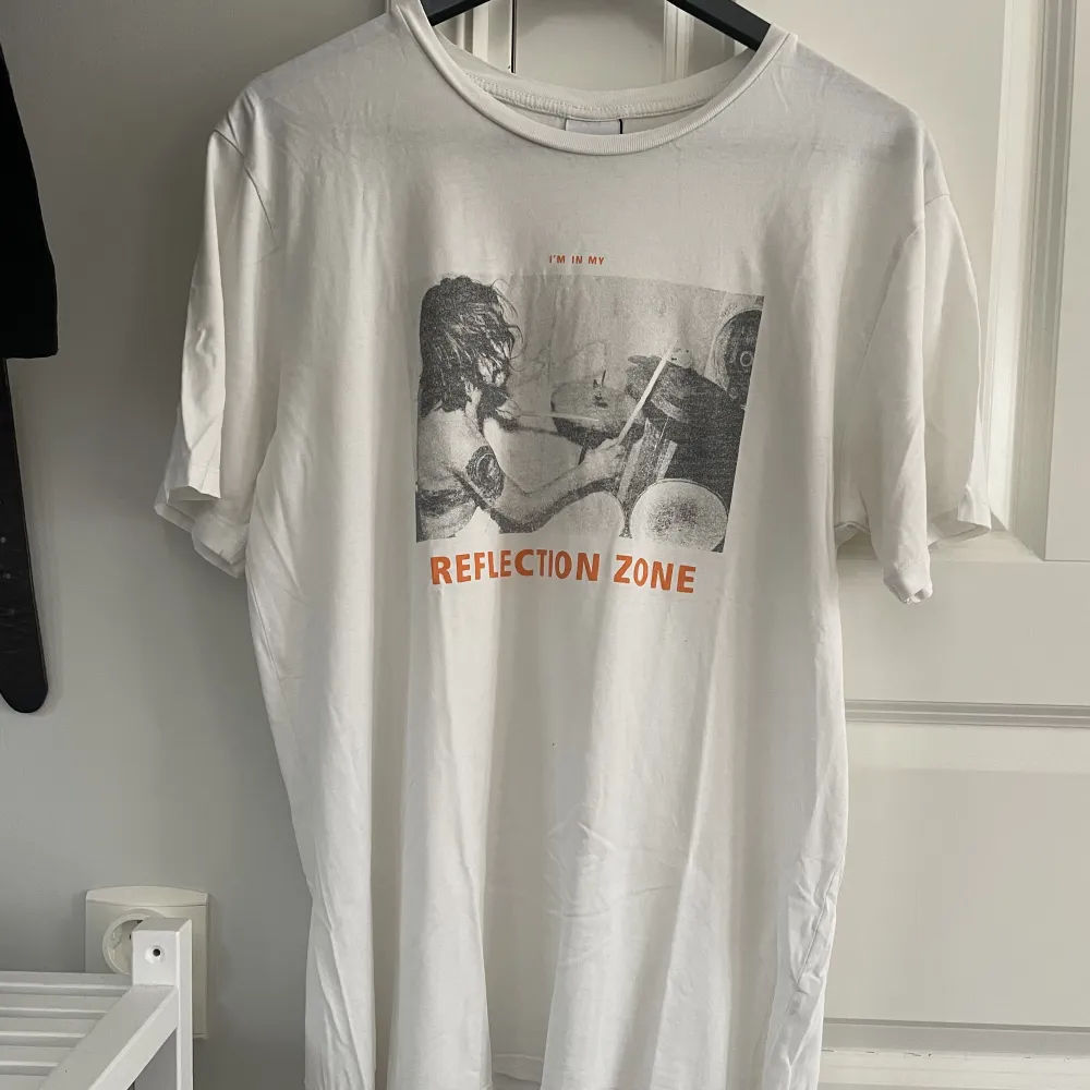 Vit tisha från Zara. Storlek L. Ett litet hål i sidan som visas på bild 3, annars bra skick.  Köparen står för frakt🤝. T-shirts.