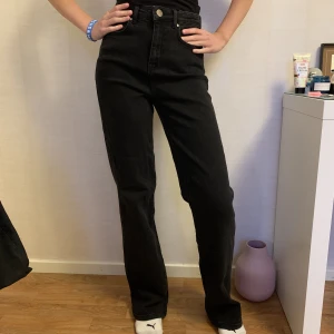 Högmidjade vida Jeans - Högmidjade vida jeans från Madlady💖 Nyskick, bara använda en gång! Perfekt nu till hösten 🍁 Passar mig som är 170 