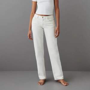 Vita raka jeans från Gina Tricot, dom ska vara lågmidjade men skulle säga att dom är medel/högmidjade samt lite kortare och vidare i benen. Använda 2 gånger, nypris 499 men säljer för 149.