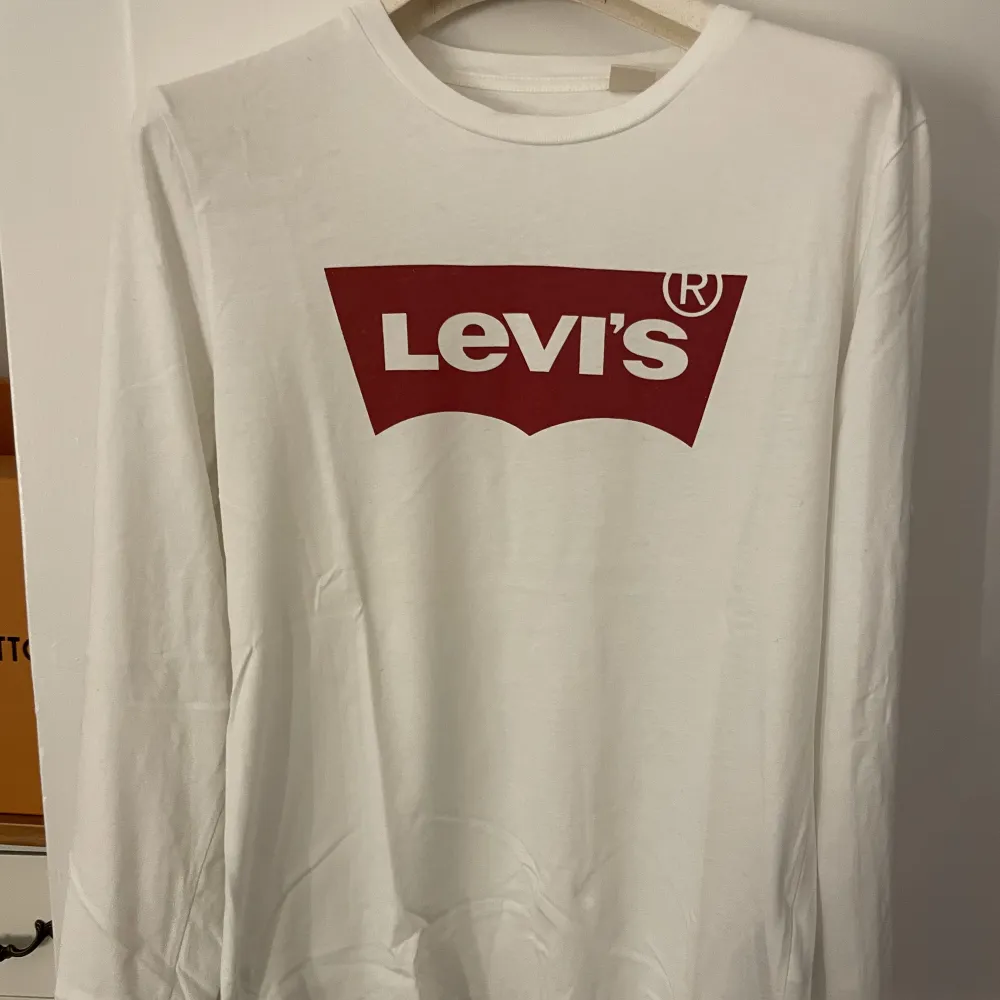 Levis tröja i färgen vit med Levis loggan. I storlek S. Använd några gånger. I mycket bra skick. . Tröjor & Koftor.