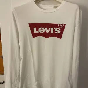 Levis tröja i färgen vit med Levis loggan. I storlek S. Använd några gånger. I mycket bra skick. 