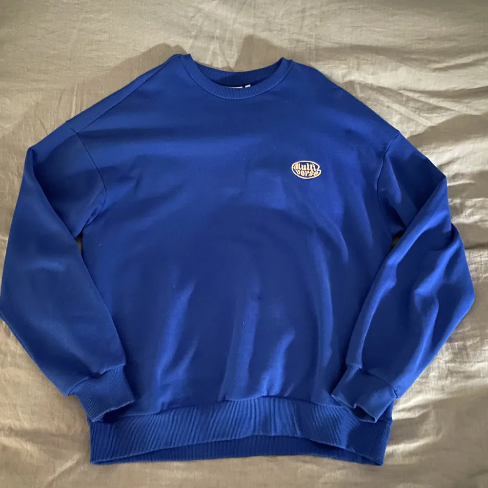 Snygg blå tröja från Junkyard säljes. Plagget är i toppskick och knappt använd. Säljer till fint pris men vid visat intresse kan priset diskuteras ytterligare. :). Tröjor & Koftor.
