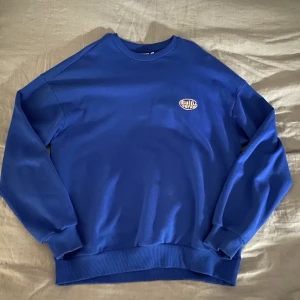 Tröja Sweatshirt  - Snygg blå tröja från Junkyard säljes. Plagget är i toppskick och knappt använd. Säljer till fint pris men vid visat intresse kan priset diskuteras ytterligare. :)