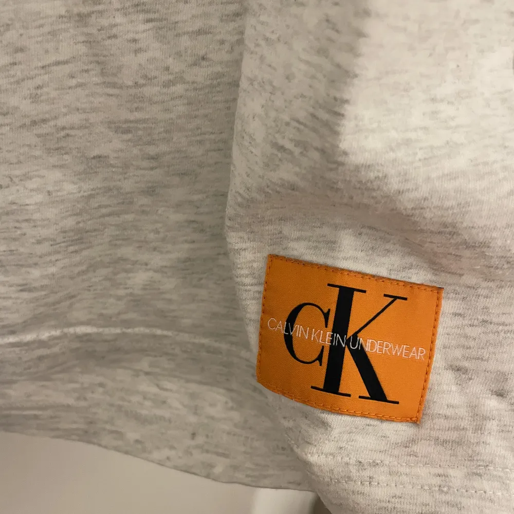 T-shirt från Calvin Klein i storlek S. Knappt använd. I mycket bra skick. Normal i storleken.. T-shirts.
