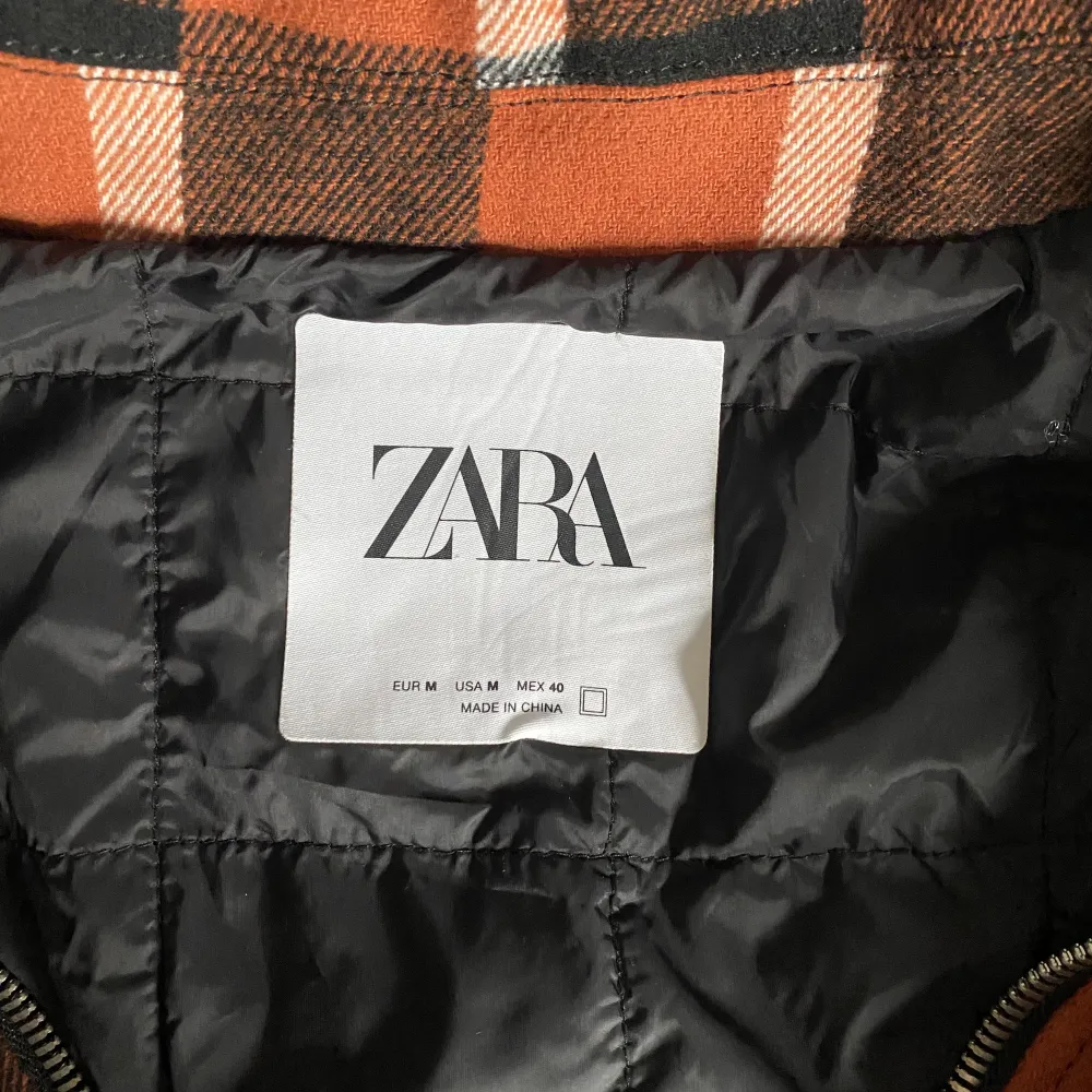 Säljer denna coola vår/höst jacka från Zara. Plagget har använts sparsamt och är i toppen skick. Vid visat intresse kan priset diskuteras mer.. Jackor.