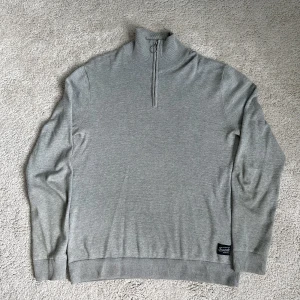 Half-zip från Jack and Jones  - Säljer en half-zip från Jack and Jones då den inte längre kommer till använding. Nypris 400 kr, storlek M