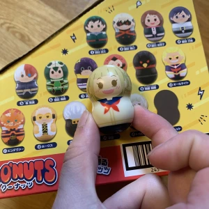 Coo’nuts Himiko Toga BNHA Minifigur  - En liten coo’nuts figur som står och balanserar - kan knuffas över men ställer sig upp igen! Endast uttagen ur förpackning - nyskick. Kan även bytas mot Dabi eller Shigaraki i samma set.