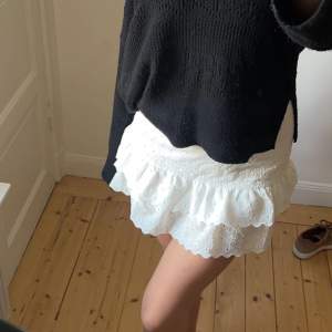 snygg vit kjol från zara med volang o mönster❤️köpt för 299❤️