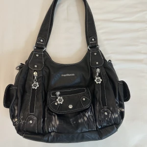 Angel Barcelo väska svart - Bredd: 40 cm Längd: 25 cm Använd några ggr, bra skick. 