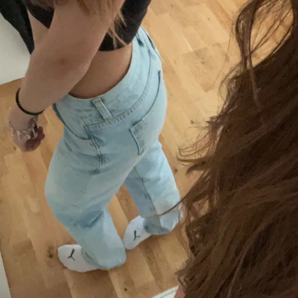 Blå straight low rise jeans från Gina tricot💕 kommer inte till användning längre❣️storlek 32 men skulle säja att det snarare är 34, fint skick!. Jeans & Byxor.