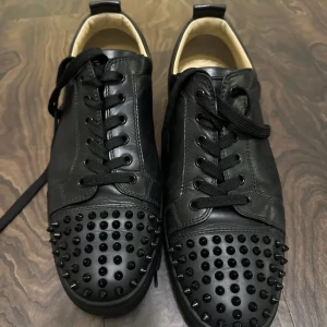 Louboutin skor - Hejsan säljer nu mina Authentic Christian Louboutin skor vid intresse kontakta mig
