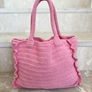 Handvirkad väska - Virkad väska med mått 30 cm bred och 20 cm hög.