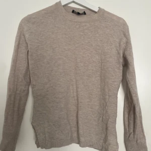 Stickad tröja - Beige mjuk finstickad tröja från selected femme i 50% ull. Den är ljusare än på bilderna💗 dm vid frågor