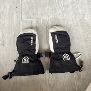 Hestra vantar - Hestra vantar med lite slitet skin men fungerande. Använd 2 säsonger. Inkl band så de sitter på och innerfoder. Barn 8-10 år. 150kr. 