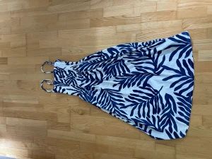 sommar klänning - en jättesöt klänning som jag fick i födelsedagspresent. Den passade tyvär inte och därför säljs den. Endast testad.