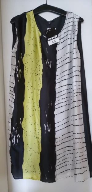 Ärmlös klänning - Storlek 44, i skönt tunnt material som sitter snyggt.