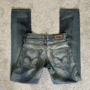 Lågmidjade Levi's jeans - Så coola jeans från Levi’s som tyvärr är för små för mig 💞 Midjemått 70 cm, Innerbenslängd 76 cm, jättebra skick! 