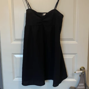 Svart klänning - Superfin svart klänning använd någon enstaka gång