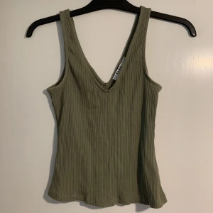 Grön topp från nakd strorlek xs - Grön ribbad topp från nakd i storlek xs