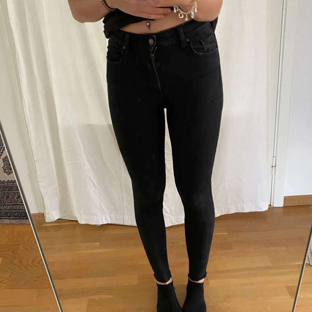 Tighta svarta jeans.. Jeans & Byxor.