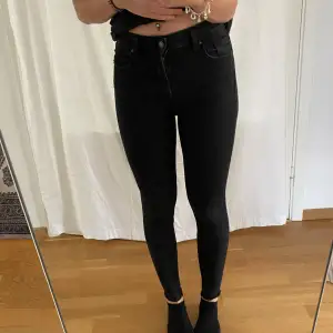 Tighta svarta jeans.