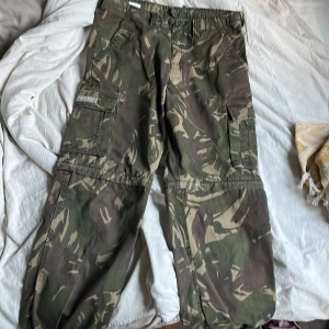 Cargo Militär mönstrade byxor - Militär mönstrade byxor, de har dragtjedjor vid knäna så de blir shorts.