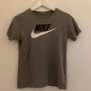 Säljer denna snygga Nike t-shirten i bra skick!
