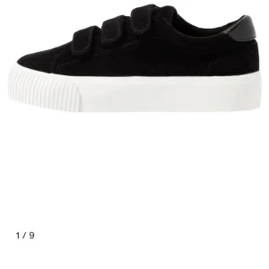 Even&odd skor  - Har bara andäktigt dom en gång ! Så dom har inga skador men ja säljer för ja märkte att dom va försmå när ja gick i dom. Skriv för fler bilder💓