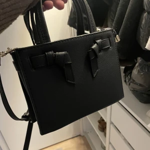 Zara väska  - Väska från zara, bra skick, skriv privat för fler bilder 